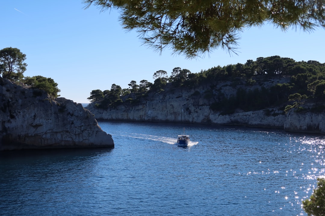Calanque méditerranéenne avec falaises et eau turquoise
