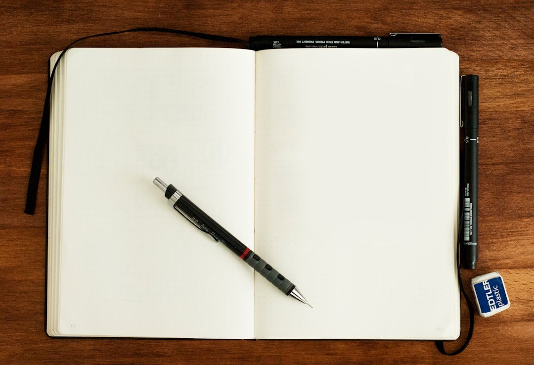 Carnet de notes ouvert avec stylo pour la documentation