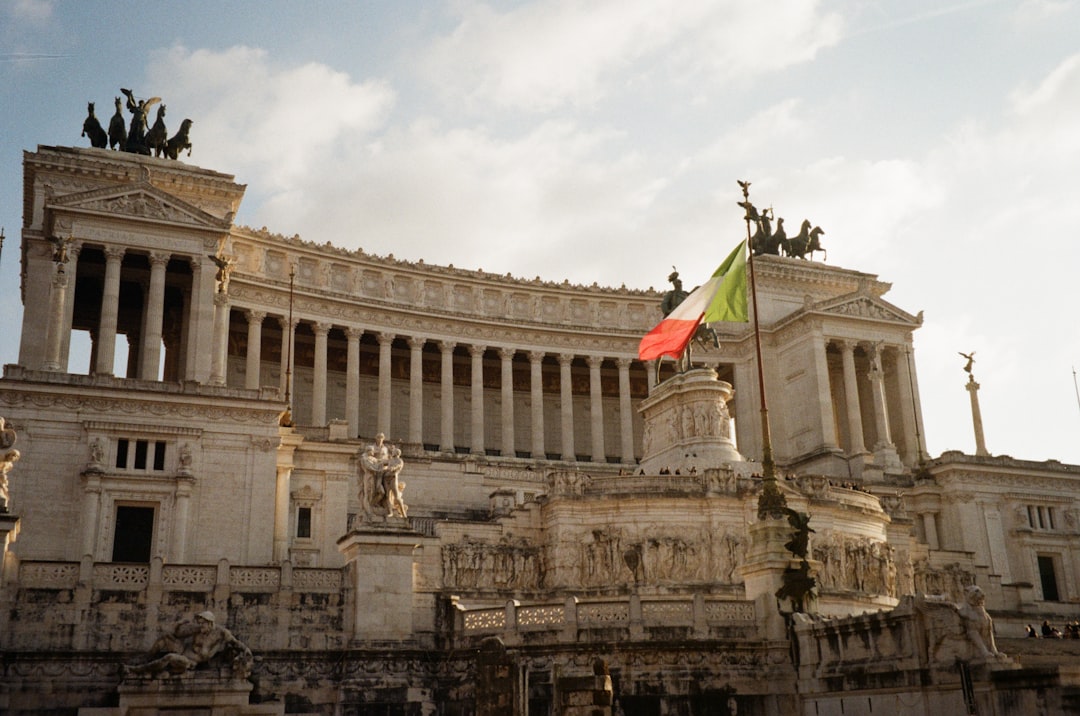 Drapeau pontifical devant un monument historique à Rome