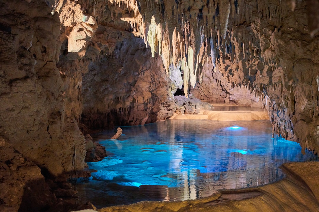 Grotte souterraine avec stalactites et eau translucide