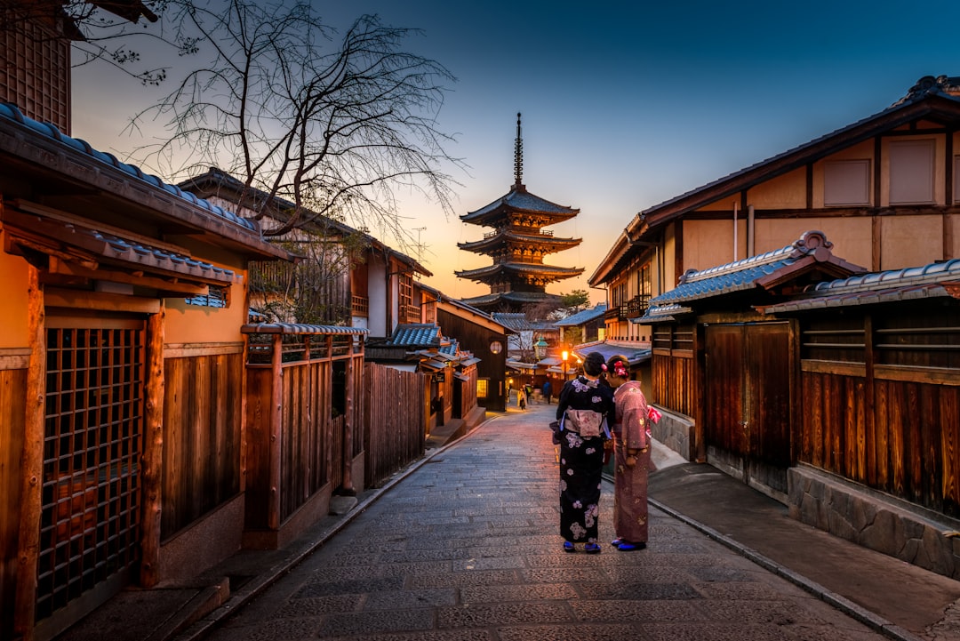 Femmes en kimono dans une rue de Kyoto au Japon