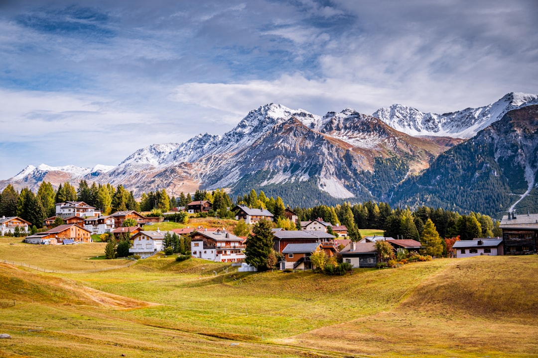 Village alpin en Haute-Savoie entouré de montagnes