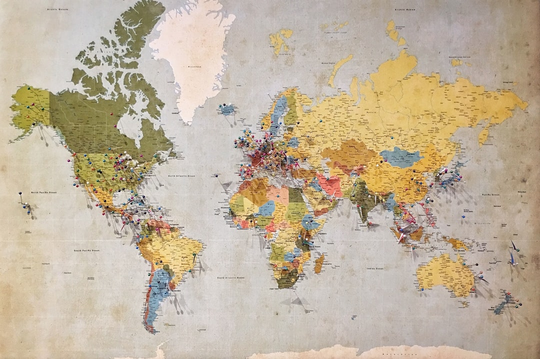 Carte du monde en couleurs pour explorer les destinations